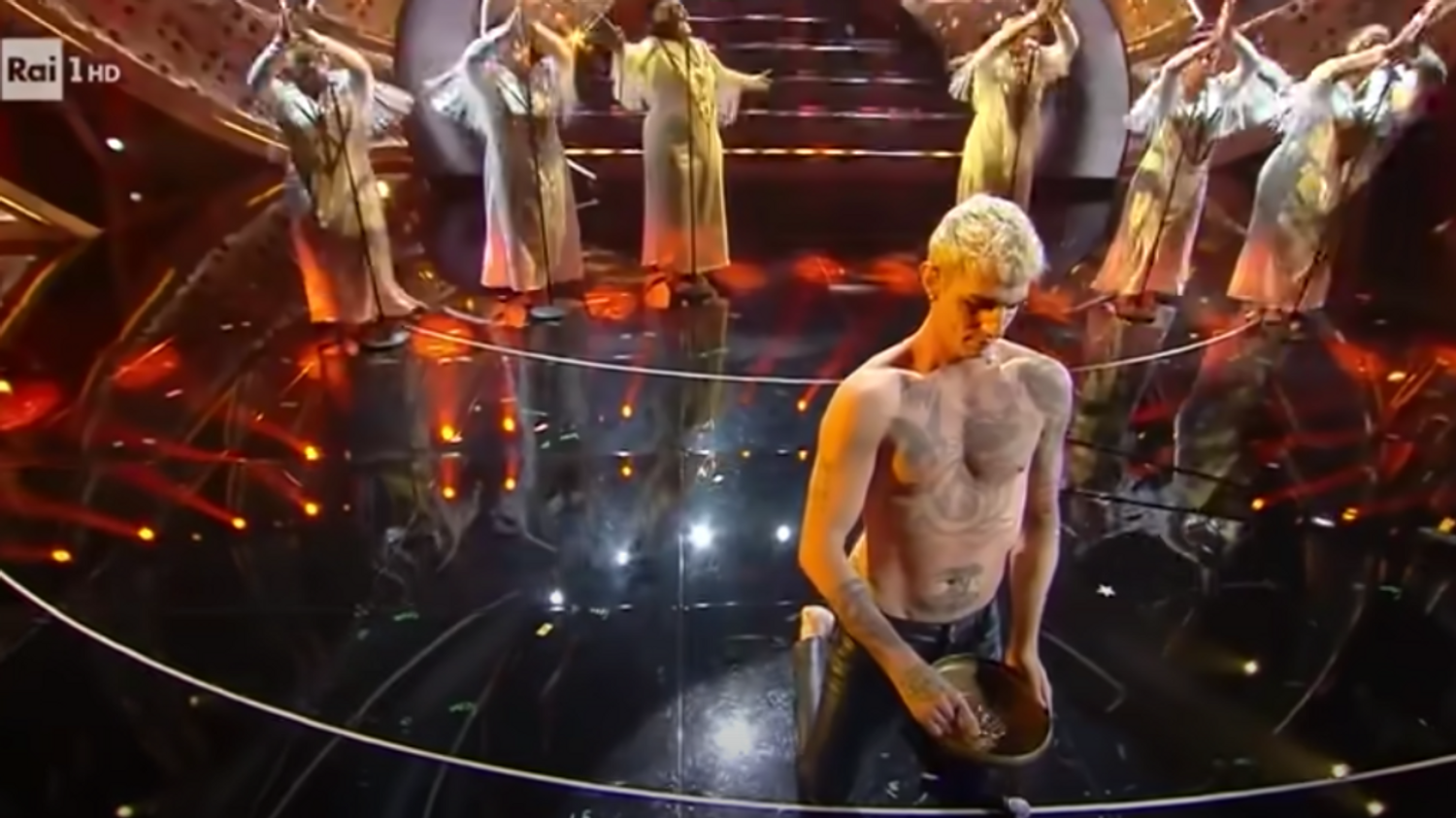 Achille Lauro sur la scène du Festival de Sanremo 2022.
